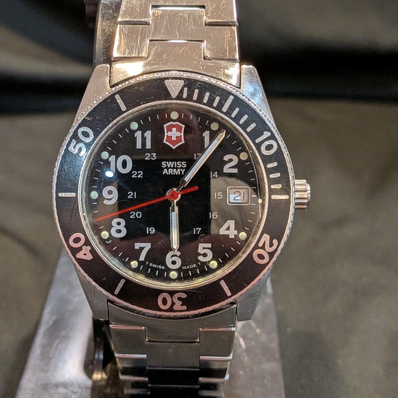 Victorinox Swiss Army Lancer Black Men watch 39mm, New Battery - Picture 1 of 9